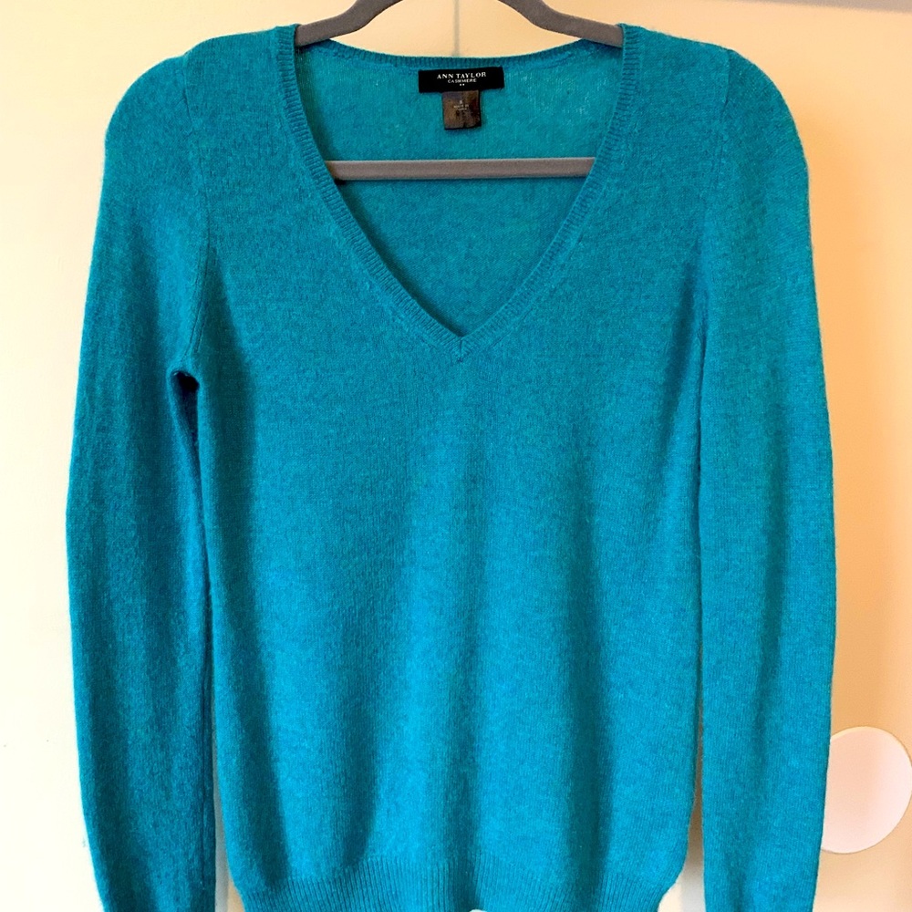Ann Taylor cashmere V neck sweater size small in turquoise/teal.